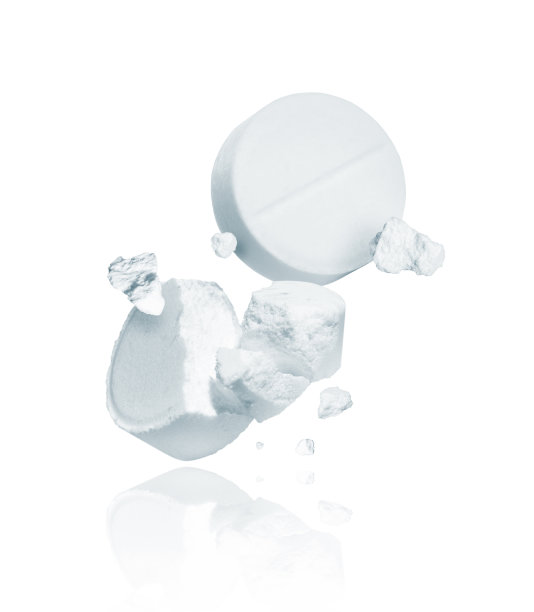 粉碎和整个药丸的特写孤立在一个白色的背景图片下载