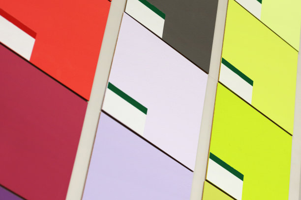 商店里有不同的色板。图片下载