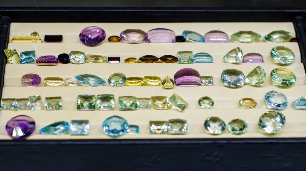 珠宝店出售多面宝石。图片下载