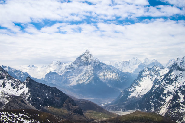 阿玛达布兰山位于喜马拉雅山谷之上图片下载