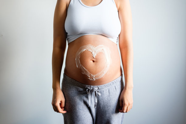 孕妇的肚子，还有奶油做的心图片下载