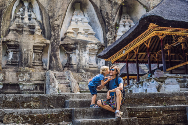 父亲和儿子都来自卡威。古时石刻寺内有皇家墓葬。印尼巴厘岛。与孩子一起旅行的概念图片下载