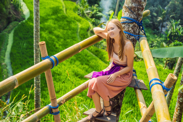 在印度尼西亚巴厘岛乌布的梯田中，一名年轻的女游客图片下载