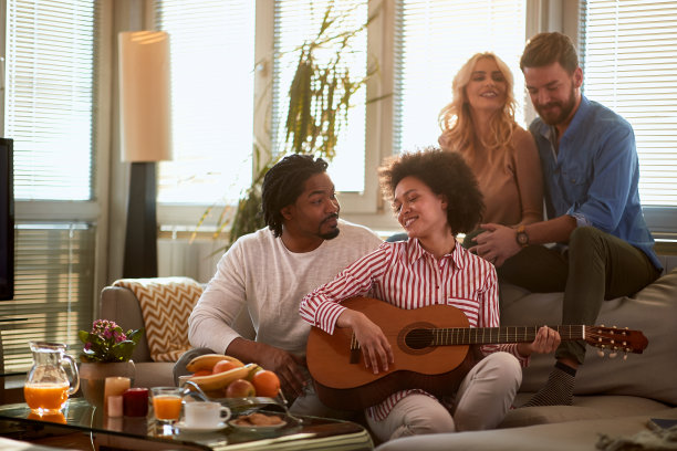 两对情侣在听吉他音乐图片下载