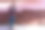 街上阳光明媚的照片美丽时尚的年轻女子戴着眼镜，穿着蓝色牛仔裤和格子夹克，手里拿着小红色背包，看着相机图片下载