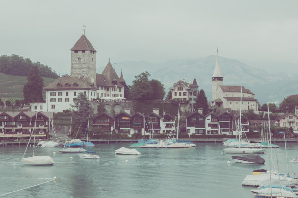 斯皮兹城和图恩湖，瑞士，欧洲图片下载