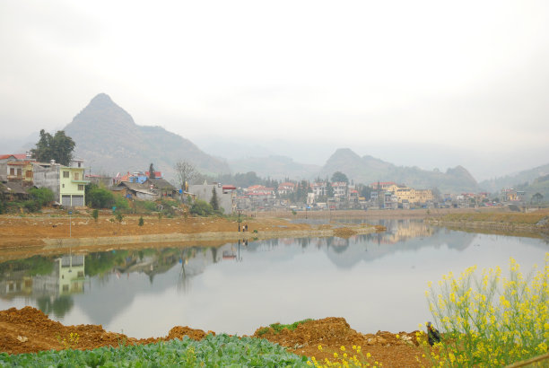 越南老柴村美丽的湖边。图片下载