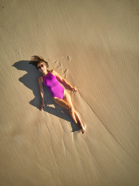 女人在塞舌尔海滩鸟瞰图图片下载