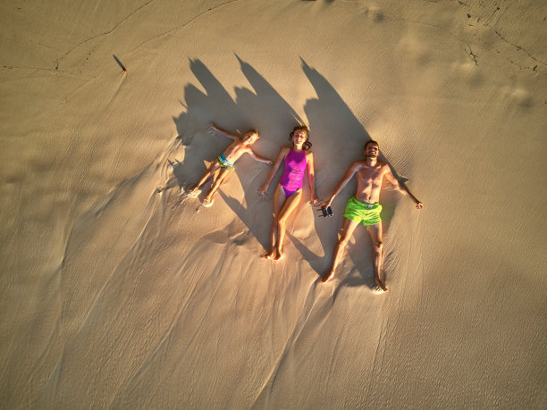 家庭在塞舌尔海滩鸟瞰图图片下载