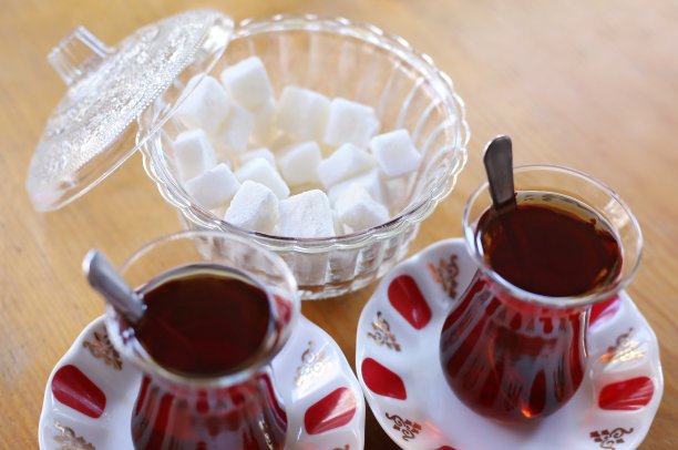 传统土耳其茶配木桌方糖图片下载