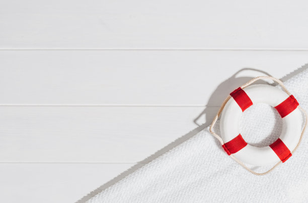 夏季配件组成在白色的背景。平躺，俯视图图片下载