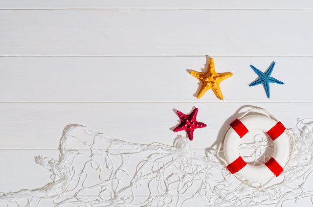 夏季配件组成在白色的背景。平躺，俯视图图片下载