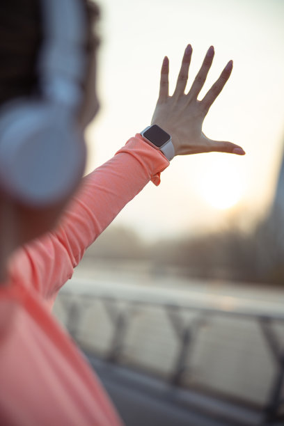 年轻女子举起了手图片下载