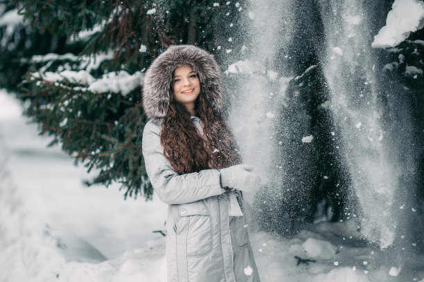 冬天里戴着红帽子的快乐年轻女子。健美的照片图片下载