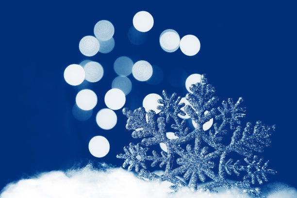 黑白照片的一个大的雪花上的散景背景新年的灯光。圣诞节的纹理和背景。图片下载