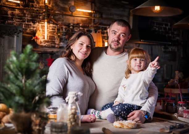 圣诞节时，在房间里，家人带着礼物微笑图片下载