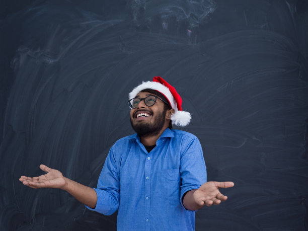 戴传统圣诞老人帽的印度男子图片下载