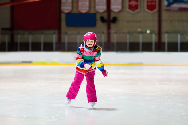 孩子们在室内溜冰场滑冰。孩子们滑冰。图片下载