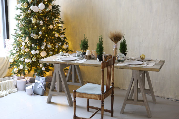 圣诞树玩具装饰呈现近距离照片在厨房内部与桌子和盘子图片下载