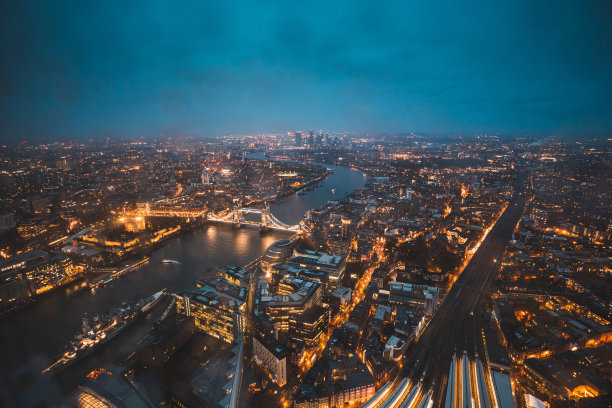 塔桥和金丝雀码头夜景鸟瞰图图片下载