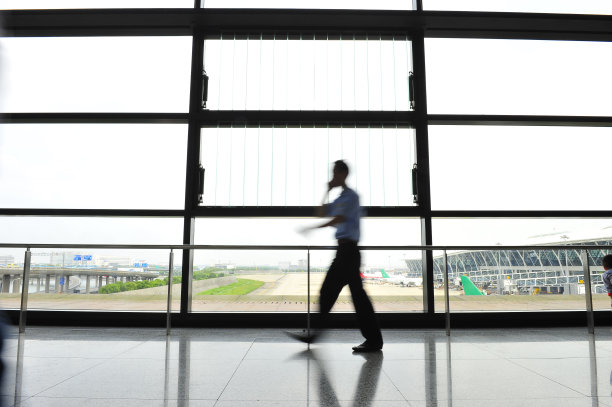 乘客在上海浦东国际机场图片下载