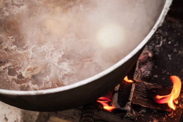 牛肉汤和蔬菜在大锅中沸腾图片下载