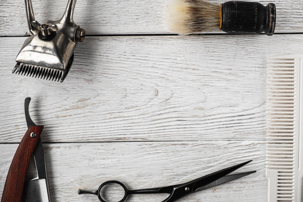 老式的理发工具，危险的剃须刀，理发剪刀，老式的手动剪，梳子，剃须刷。图片下载