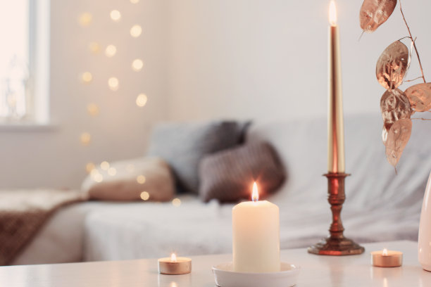 白色室内的桌子上点着蜡烛图片下载