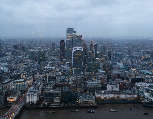 塔桥和金丝雀码头夜景鸟瞰图图片下载