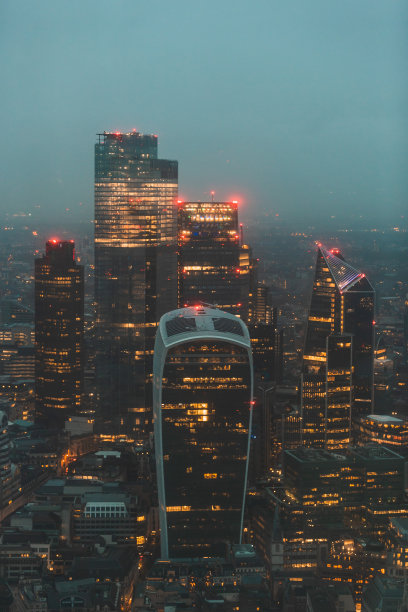 塔桥和金丝雀码头夜景鸟瞰图图片下载