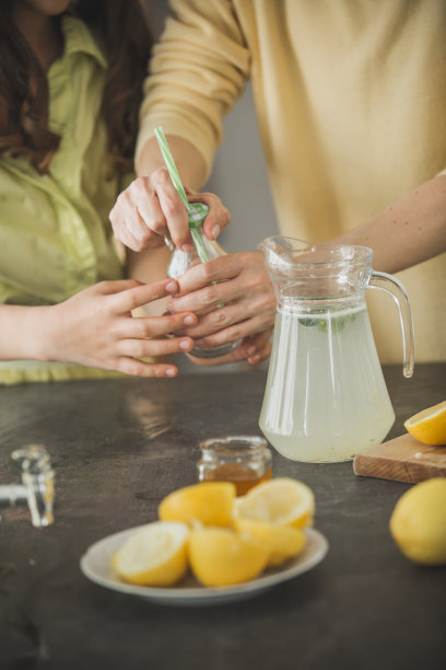 为新鲜柠檬水准备瓶子图片下载