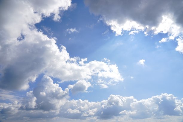 美丽的早晨日出天际线和云图片下载