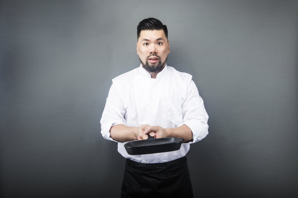 亚裔男性厨师，灰色背景图片下载