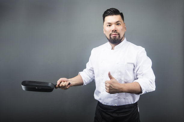 亚裔男性厨师，灰色背景图片下载