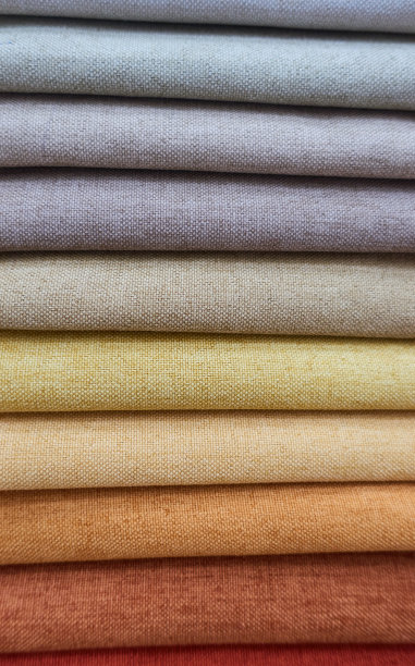 桌上放着各种颜色的布料样品。图片下载