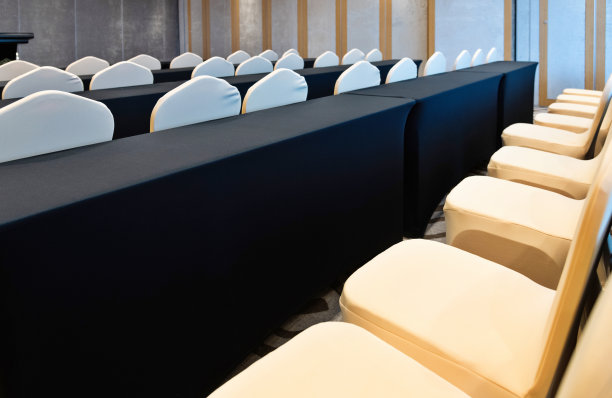 空荡荡的讲堂里摆着桌椅图片下载