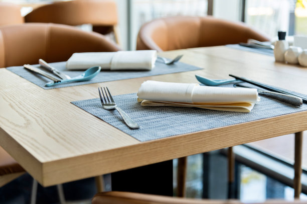 桌上有餐具和餐巾图片下载