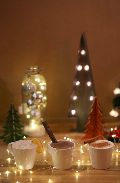 以萨勒普、热巧克力和牛奶照片拍摄的新年概念。木制背景上美味的热萨勒普杯图片下载