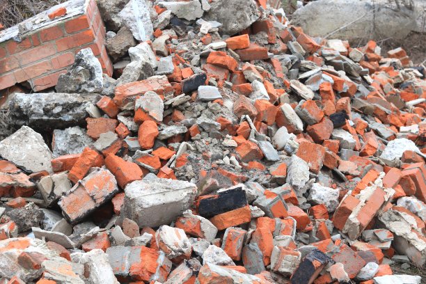 在堆填区拆卸及损毁的各种旧构筑物所产生的建筑废物图片下载