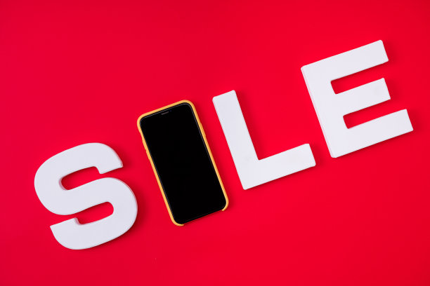 照片大白色题词销售与字母o取代电话销售与降价孤立生动的颜色红色背景图片下载