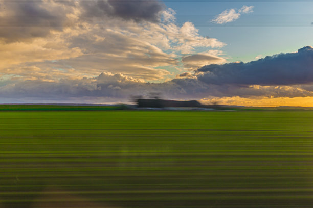 透过高速列车的玻璃看到的风景图片下载