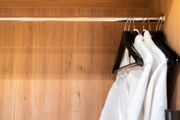 浴衣用黑色衣架挂在木质的橱柜或衣柜里图片下载