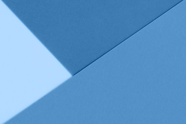 黄蓝红色纸底色。几何图形,形状。抽象的几何平面构成。黑白硬纸板上的空白。图片下载