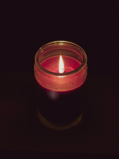 烛光照亮黑暗图片下载