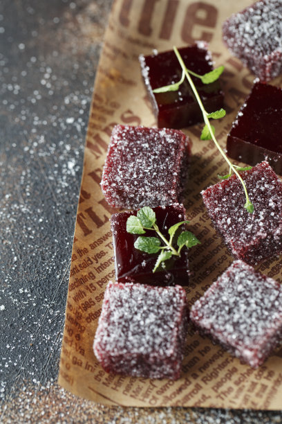 深色背景上自制的彩色果酱糖。果冻糖果。果耐嚼糖果。果冻豆。五颜六色的水果果冻糖果。为文本复制空间。图片下载