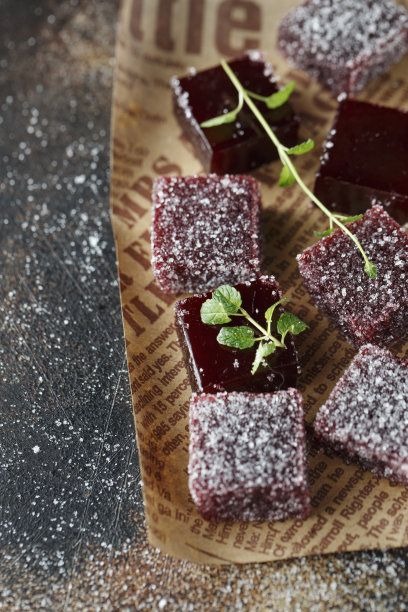 深色背景上自制的彩色果酱糖。果冻糖果。果耐嚼糖果。果冻豆。五颜六色的水果果冻糖果。为文本复制空间。图片下载