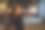 一名亚洲年轻女子晚上在户外打电话微笑。图片下载