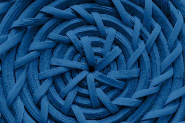 蓝色背景，手工制作的天然有机藤盒。图片下载