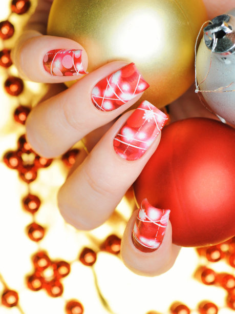红色指甲，圣诞装饰和一个花环图片下载