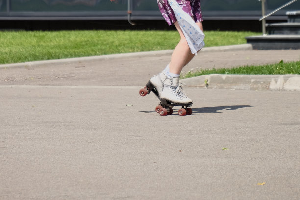 穿着旱冰鞋的运动员图片下载